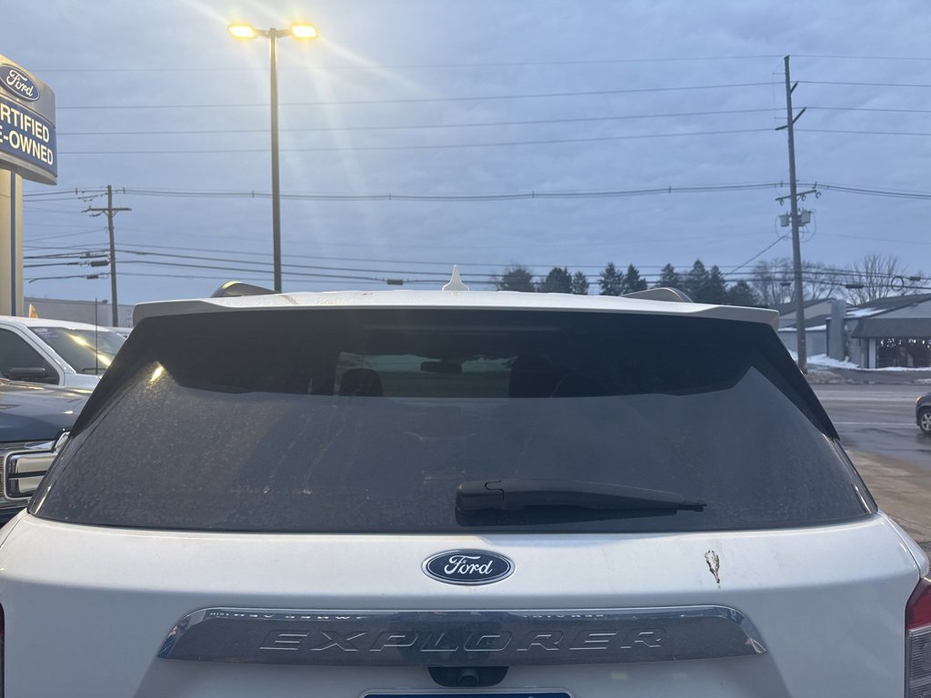 Used 2022 Ford Explorer XLT w/ Equipment Group 202A image 5