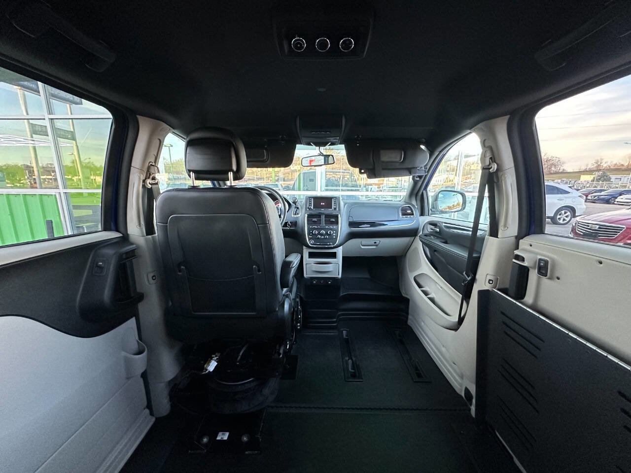 Used 2018 Dodge Grand Caravan SXT image 26