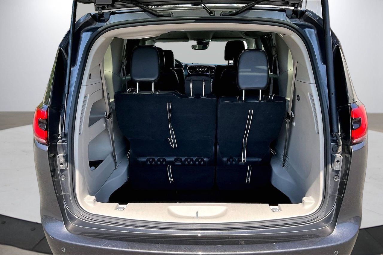 Certified 2023 Chrysler Pacifica Touring-L FWD image 26