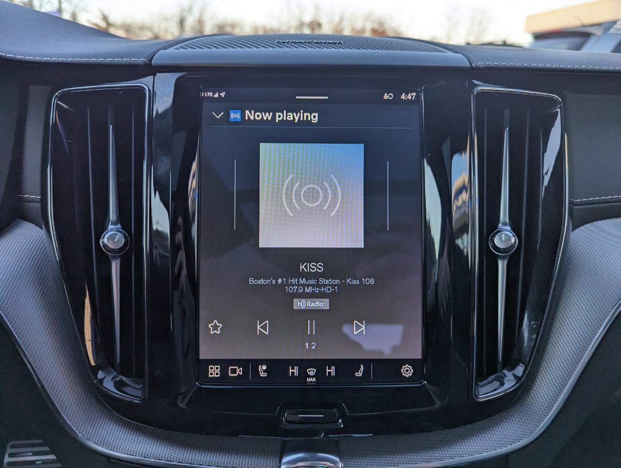 Used 2022 Volvo XC60 B5 R-Design w/ Advanced Package image 22