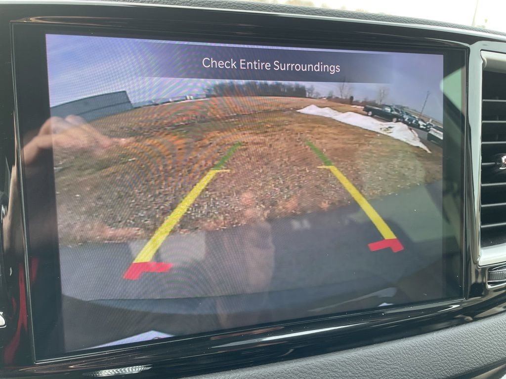 Used 2024 Chrysler Pacifica Touring-L image 18