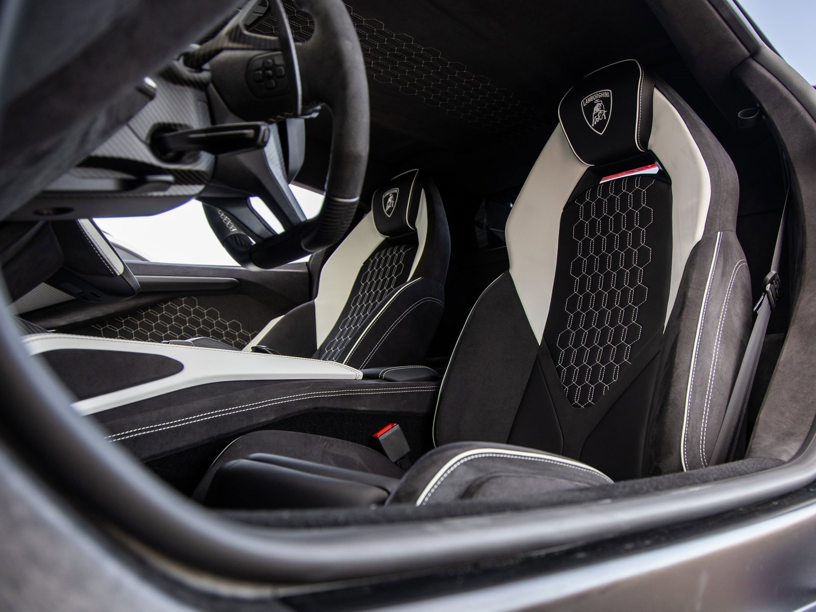 Used 2024 Lamborghini Revuelto image 36