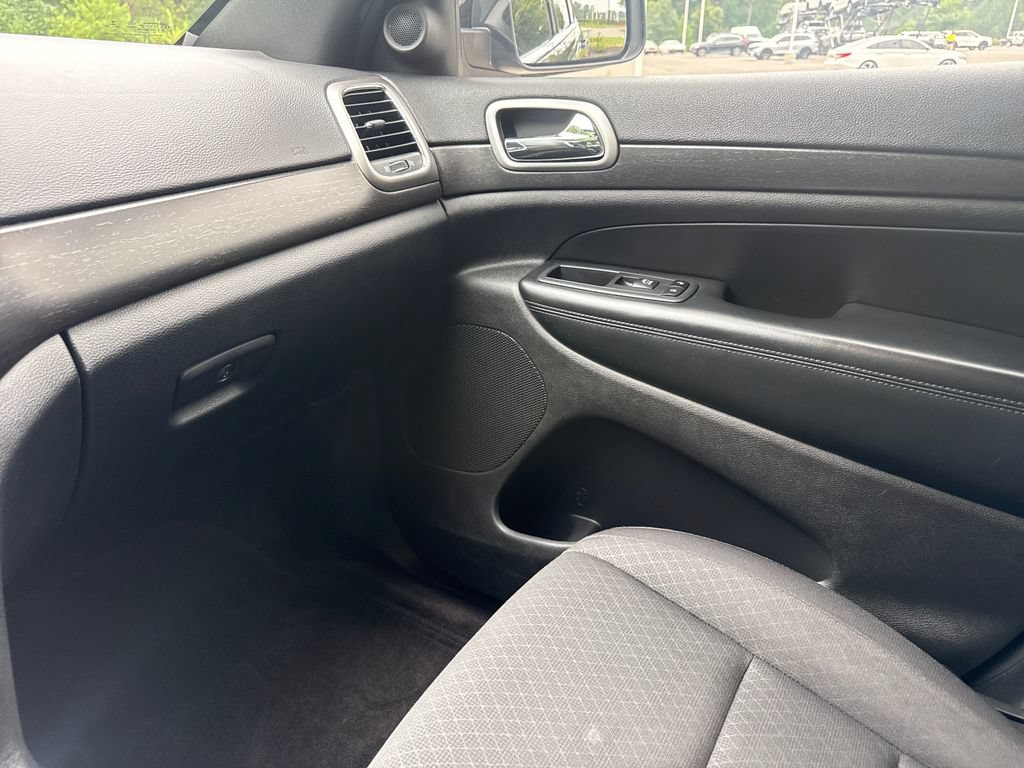 Used 2018 Jeep Grand Cherokee Laredo RWD image 17