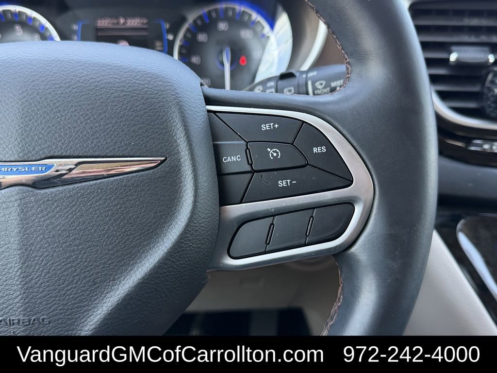 Used 2017 Chrysler Pacifica Touring-L FWD image 18
