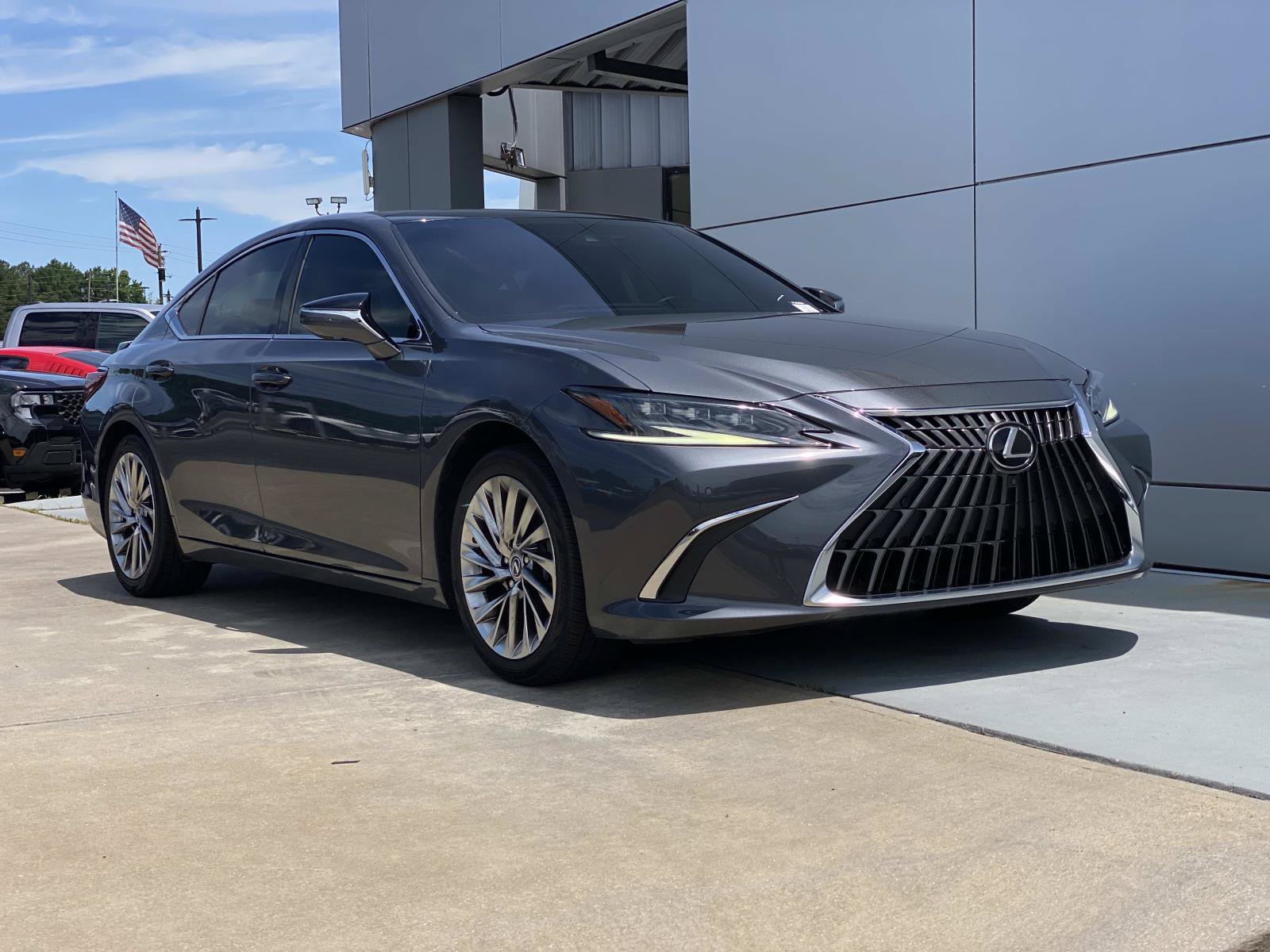 Used 2022 Lexus ES 350 Ultra Luxury w/ Accessory Package 2 FWD image 2