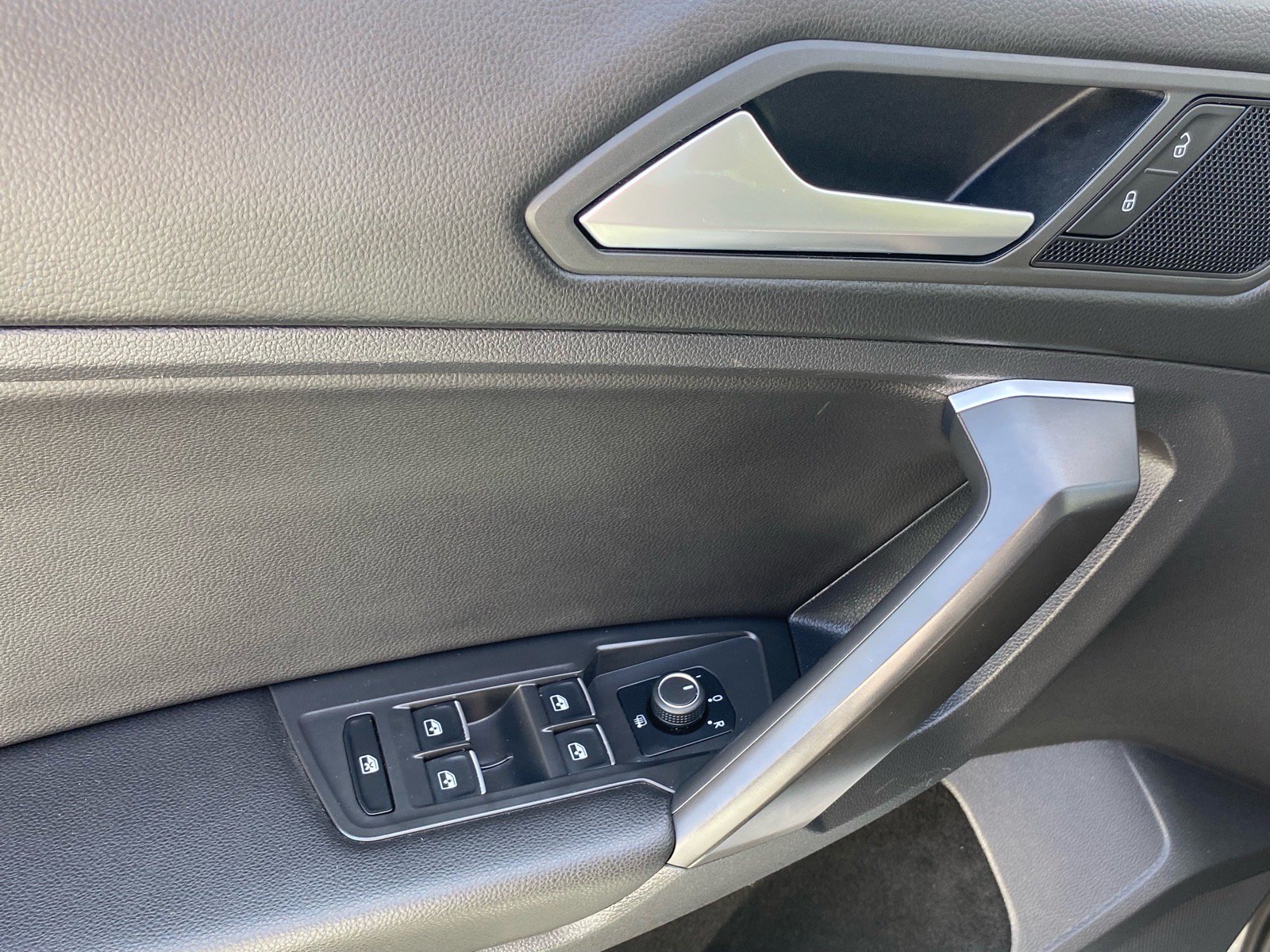 Used 2021 Volkswagen Tiguan SE FWD image 17