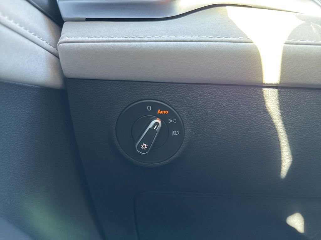 New 2025 Volkswagen Taos SE image 32