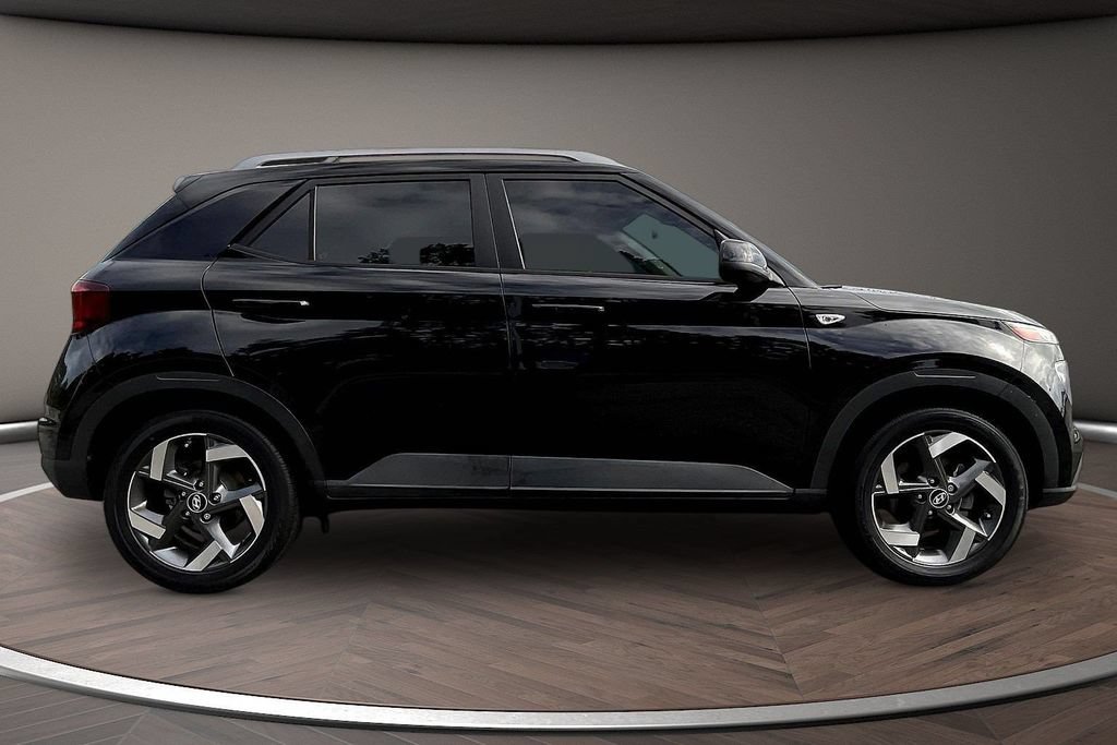 Used 2022 Hyundai Venue SEL FWD image 9