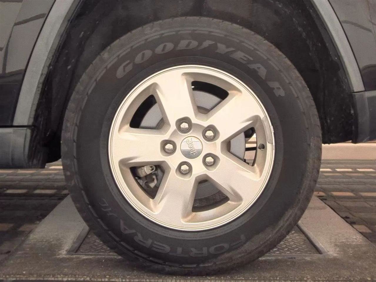 Used 2012 Jeep Grand Cherokee Laredo w/ Laredo E Group RWD image 12