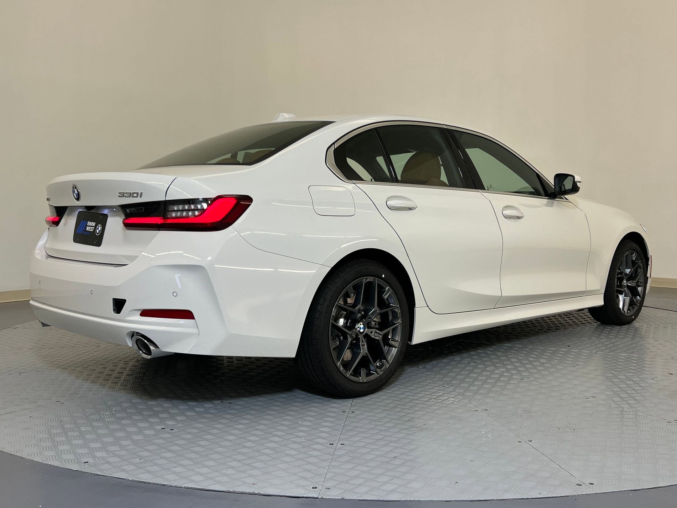 Used 2025 BMW 330i xDrive Sedan w/ Premium Package AWD/4WD image 7