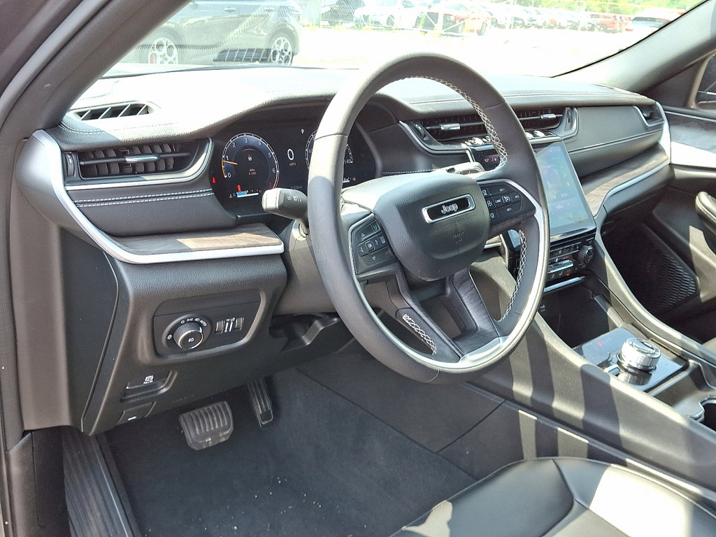Used 2024 Jeep Grand Cherokee Limited image 25