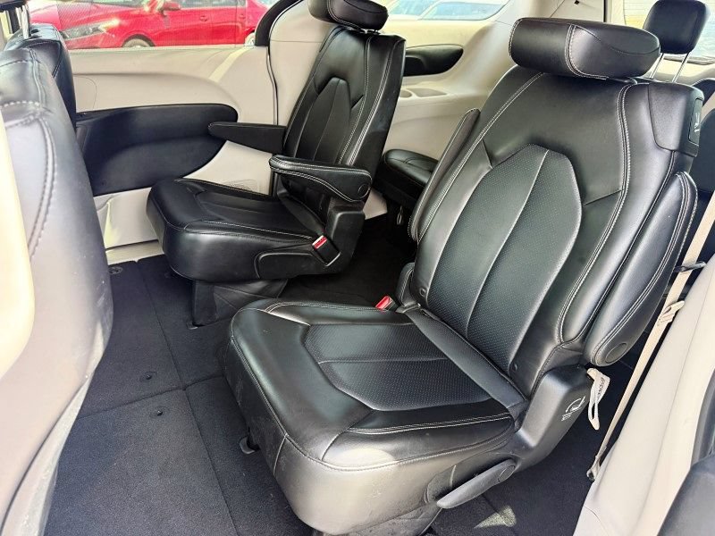 Used 2023 Chrysler Pacifica Touring-L FWD image 14