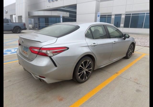 Used 2018 Toyota Camry SE image 3