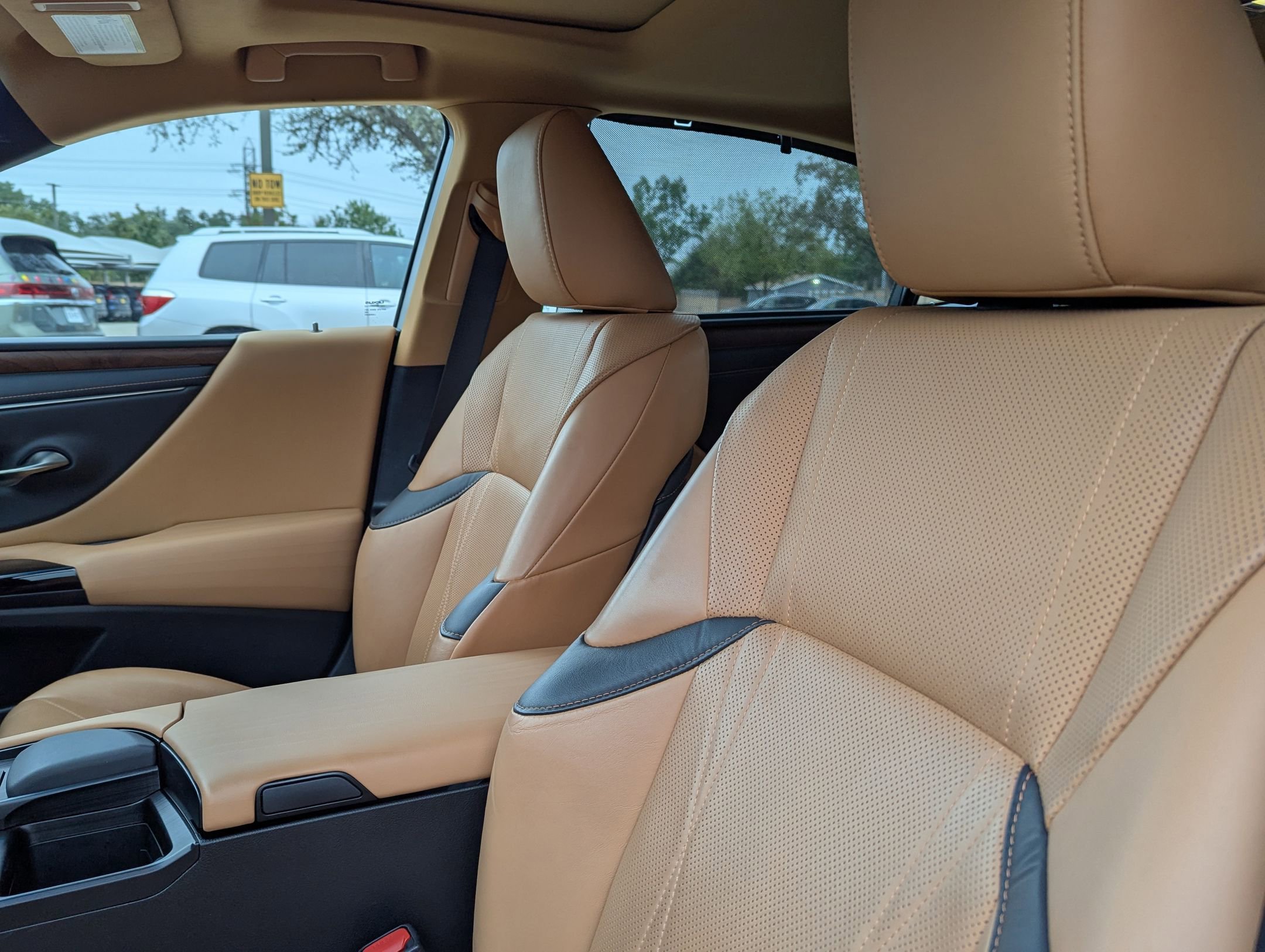 Used 2022 Lexus ES 300h Ultra Luxury image 14