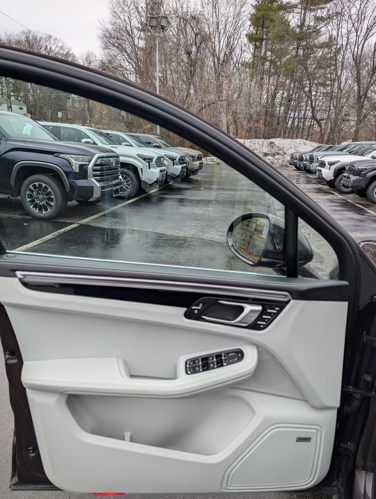 Used 2024 Porsche Macan image 12