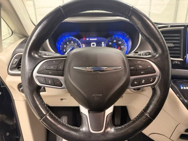 Used 2021 Chrysler Pacifica Touring-L FWD image 13