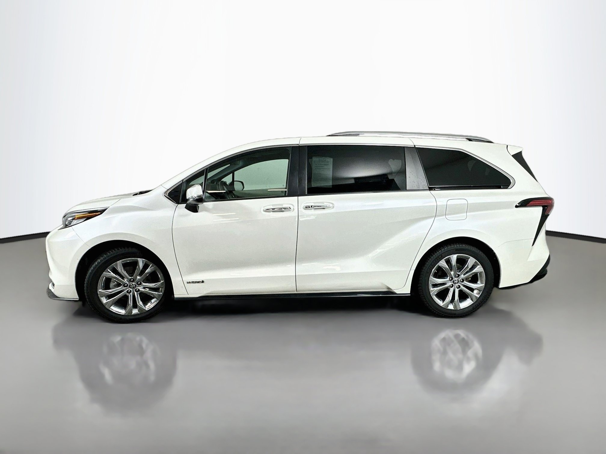 Used 2021 Toyota Sienna Platinum FWD image 4