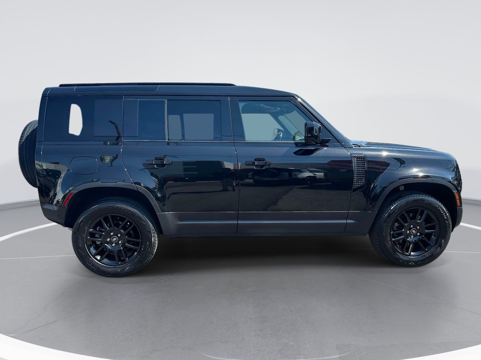 Used 2025 Land Rover Defender 110 S AWD/4WD image 4