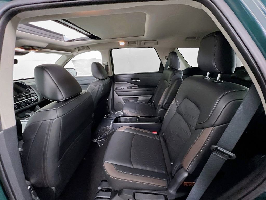 Used 2025 Nissan Pathfinder Platinum image 23