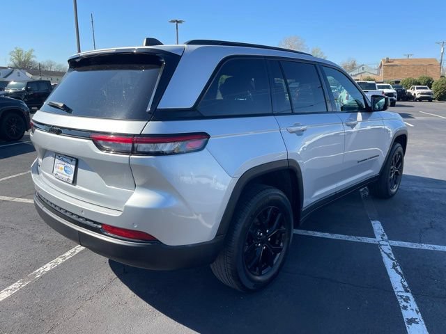 Used 2024 Jeep Grand Cherokee Altitude AWD/4WD image 8