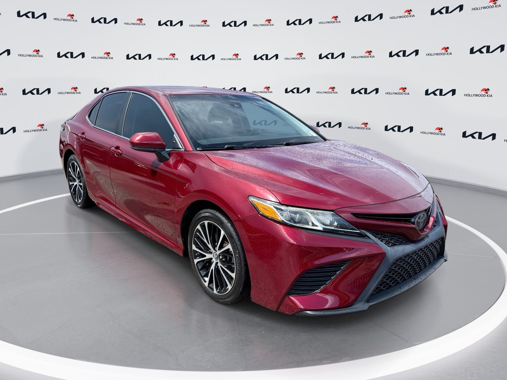 Used 2018 Toyota Camry SE FWD image 1