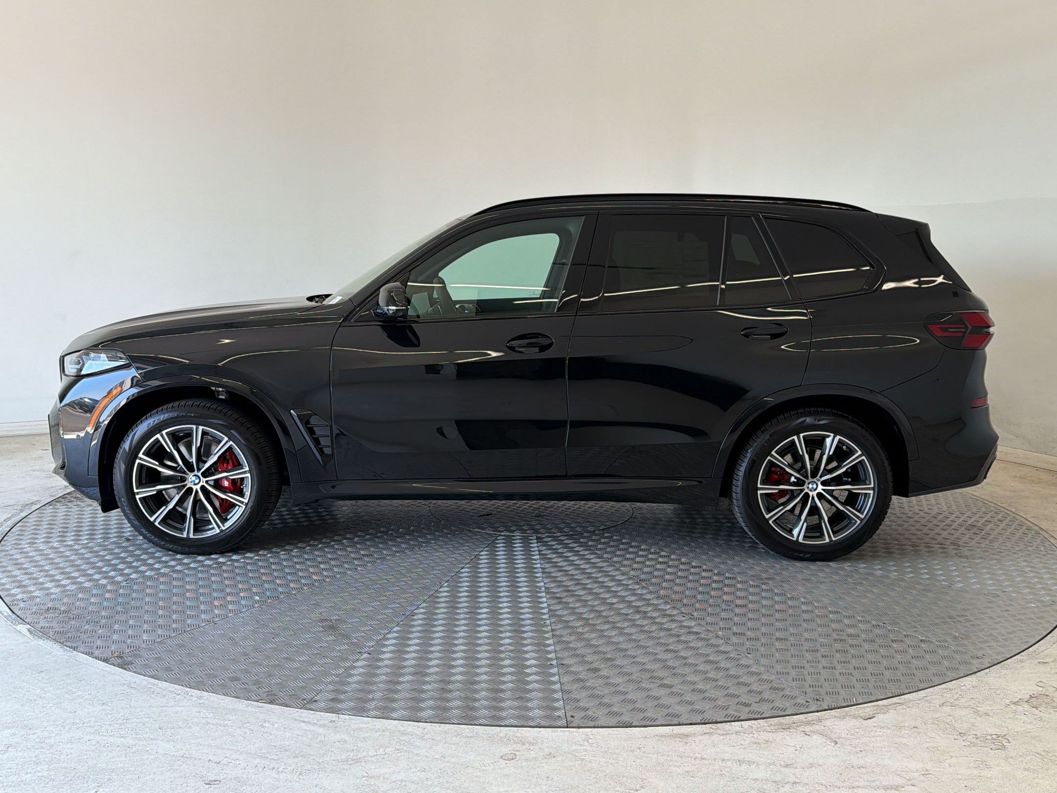 New 2026 BMW X5 xDrive40i w/ M Sport Package AWD/4WD image 2