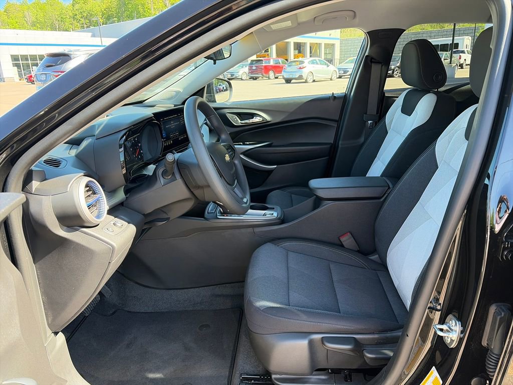 Used 2026 Chevrolet Trax LS FWD image 9