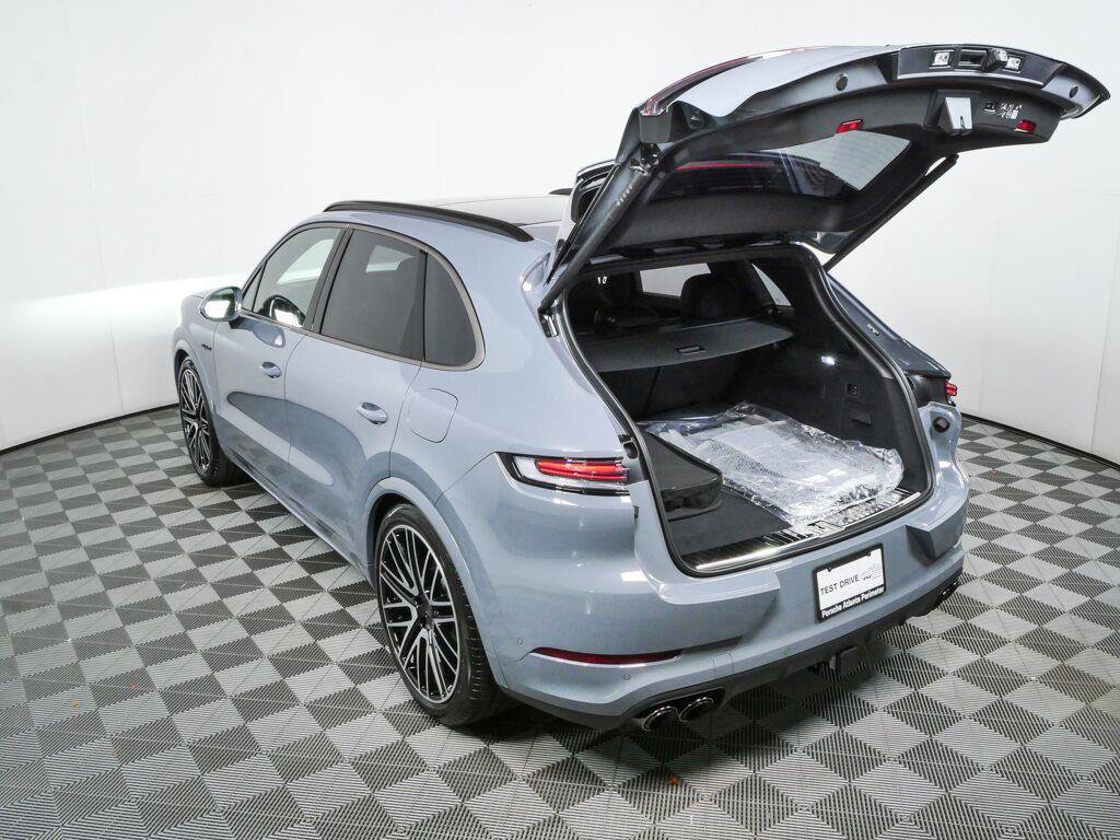 New 2026 Porsche Cayenne Turbo AWD/4WD image 31