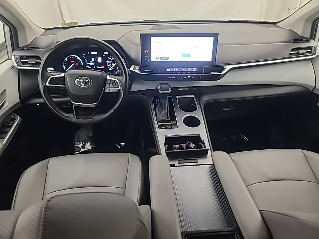 Used 2025 Toyota Sienna XLE FWD image 23