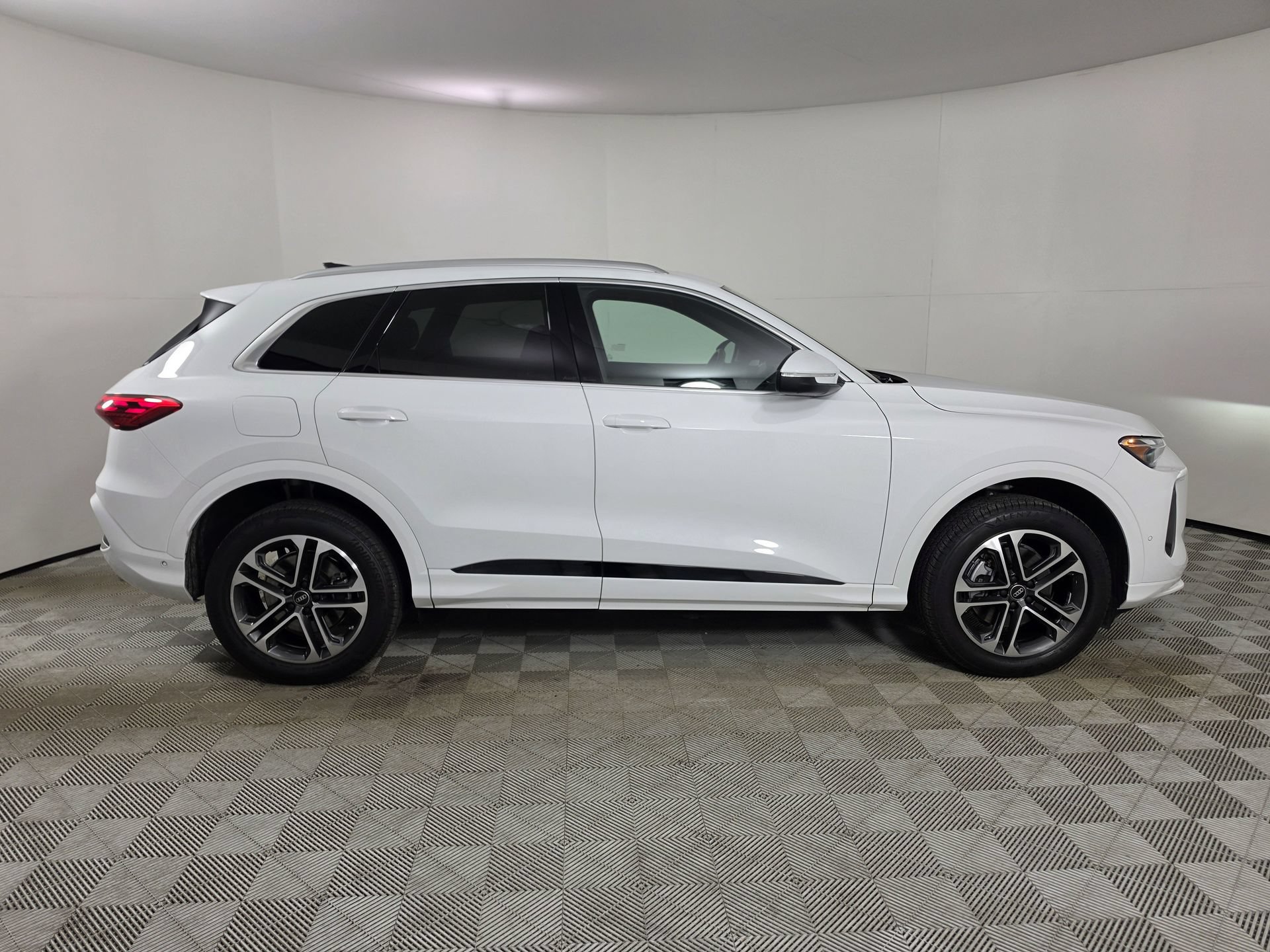 Used 2025 Audi Q5 Premium w/ Convenience Package AWD/4WD image 41