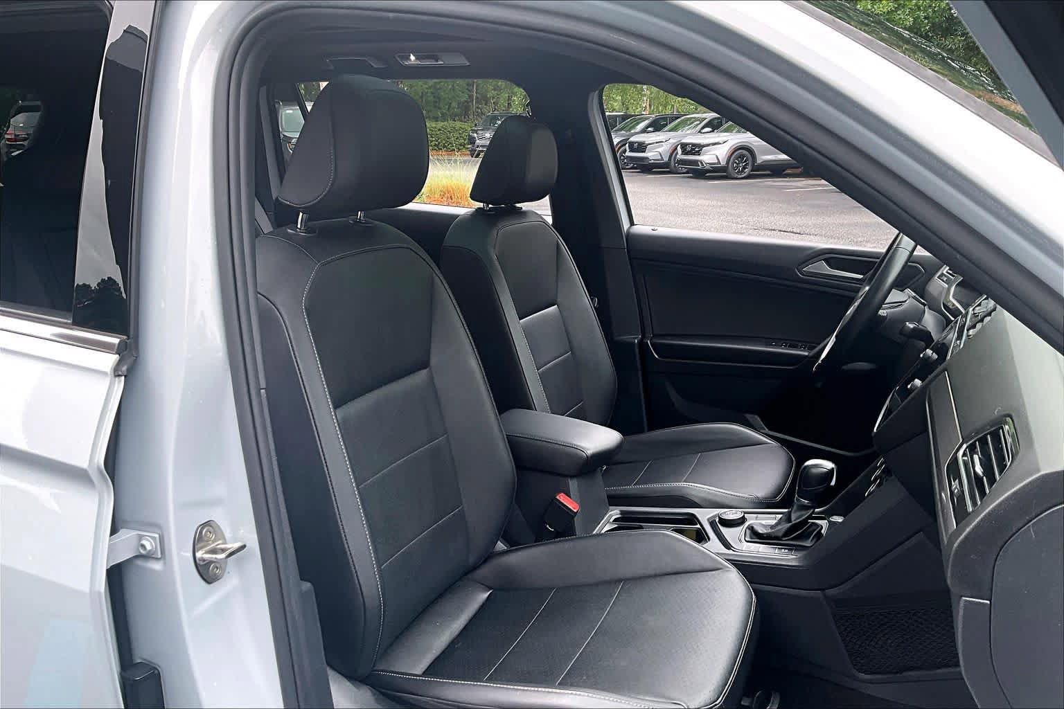 Used 2019 Volkswagen Tiguan SEL R-Line AWD/4WD image 9