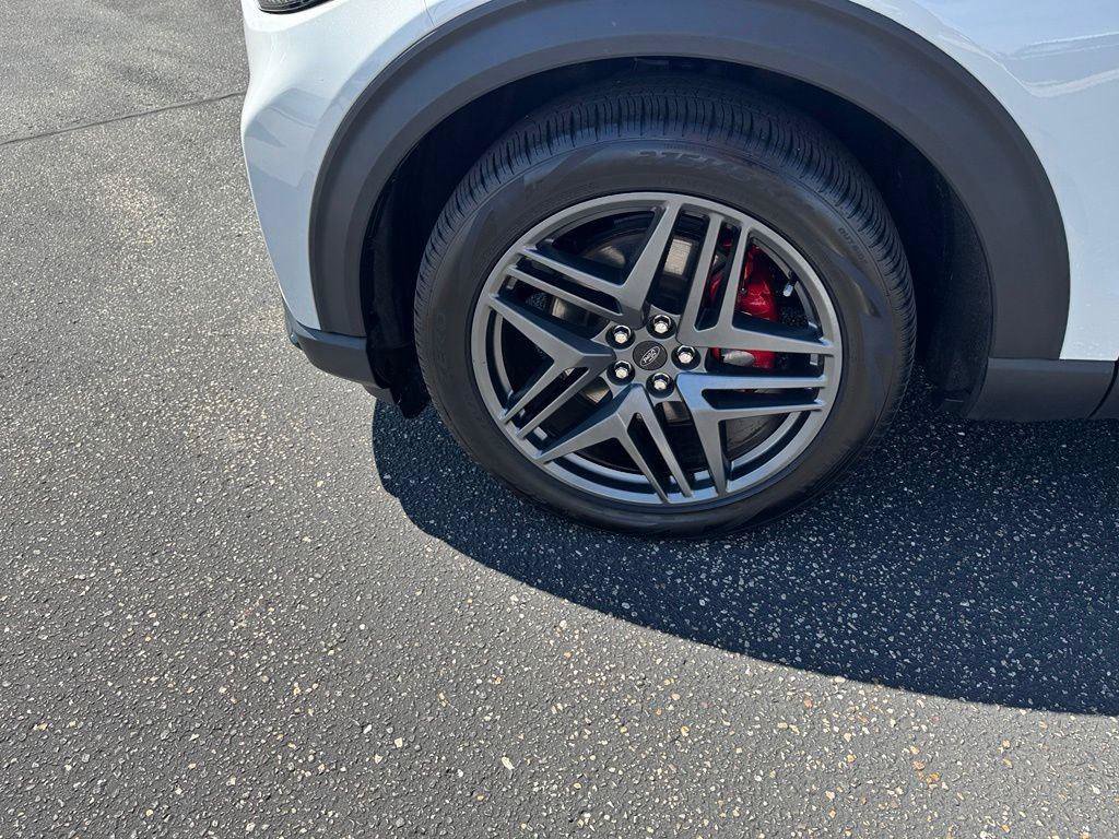 Certified 2025 Ford Explorer ST AWD/4WD image 10