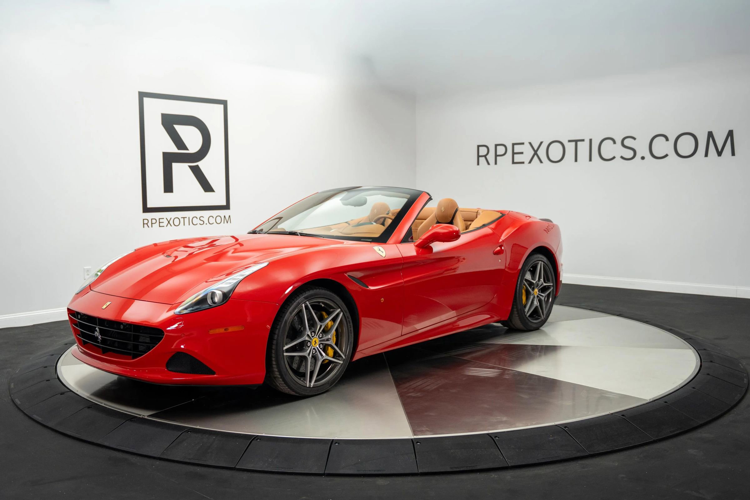 Used 2015 Ferrari California T image 24