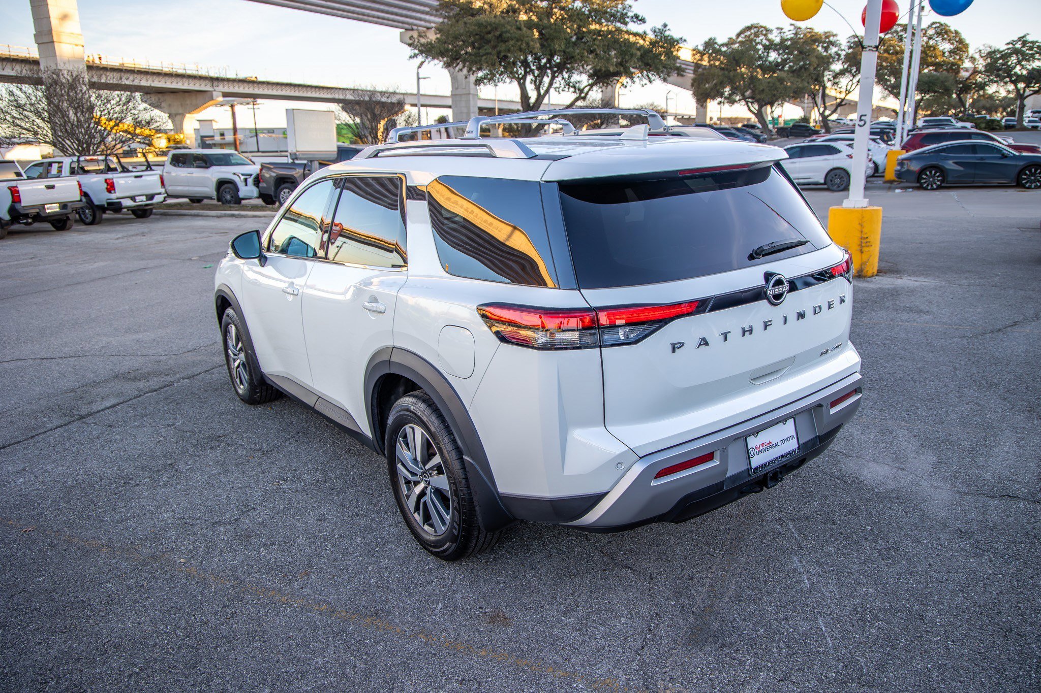 Used 2023 Nissan Pathfinder SL w/ Lighting Package (N92) image 19