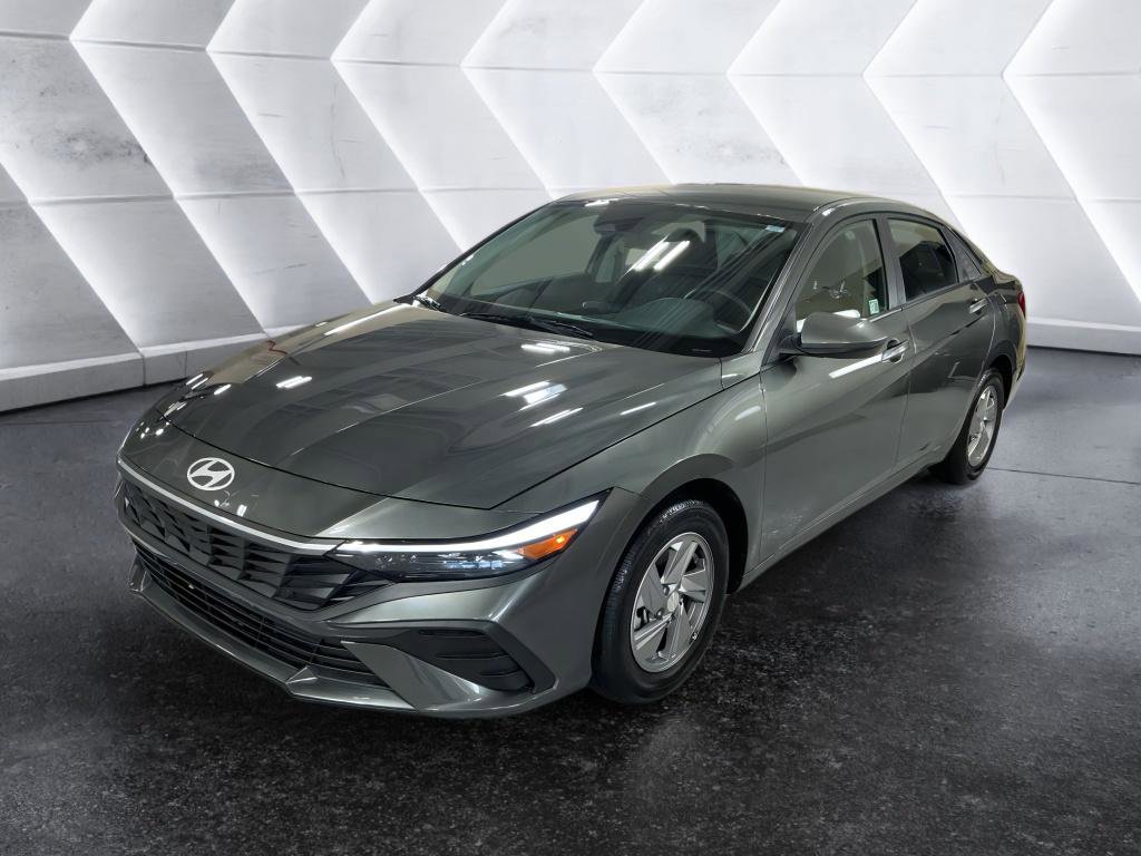 Certified 2025 Hyundai Elantra SE image 2