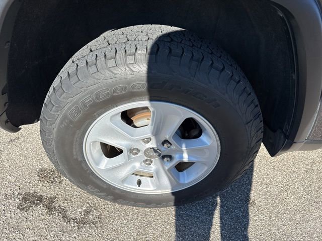 Used 2017 Jeep Grand Cherokee Laredo w/ Quick Order Package 23E image 36