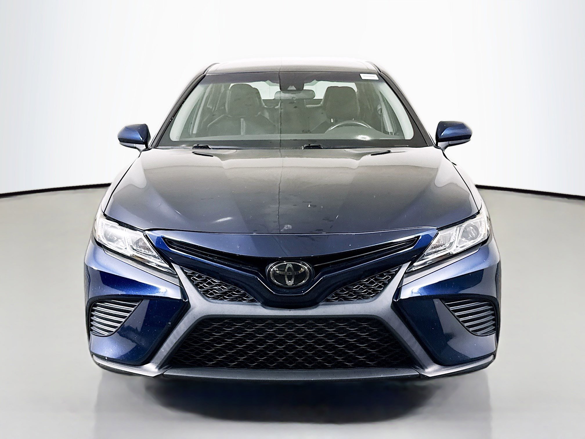 Used 2020 Toyota Camry SE FWD image 2