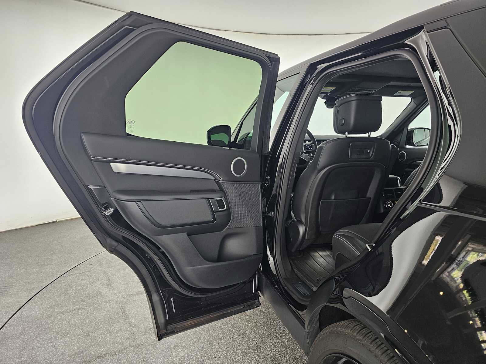 Used 2025 Land Rover Discovery Dynamic SE image 17