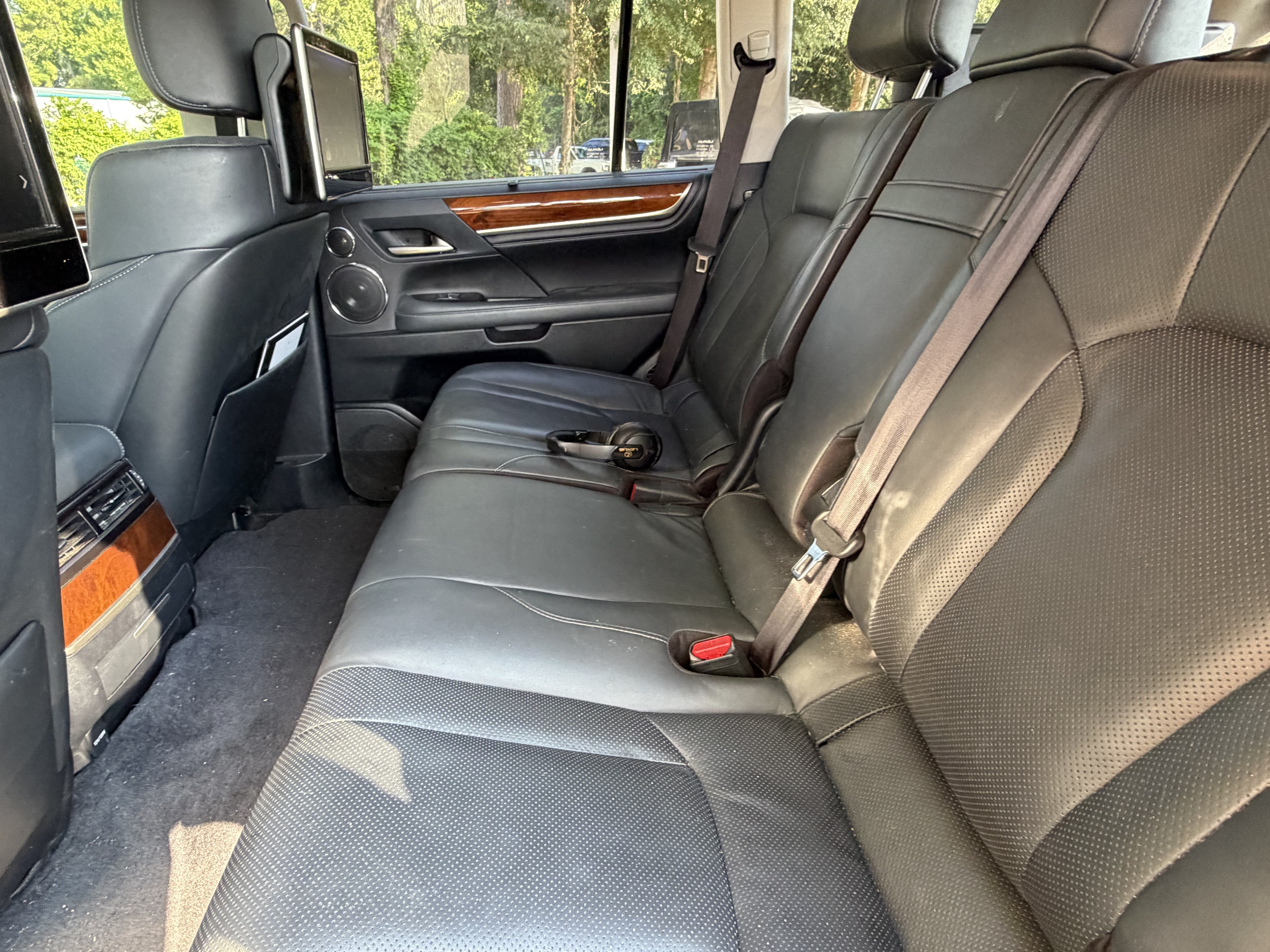 Used 2020 Lexus LX 570 4WD w/ Luxury Package image 32