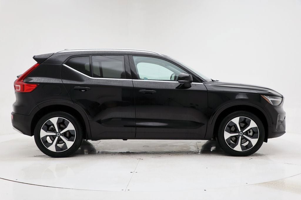 Used 2025 Volvo XC40 B5 Core AWD/4WD image 3