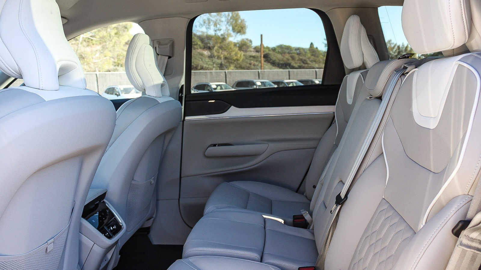 New 2025 Volvo EX90 Ultra w/ Protection Package Premier image 21