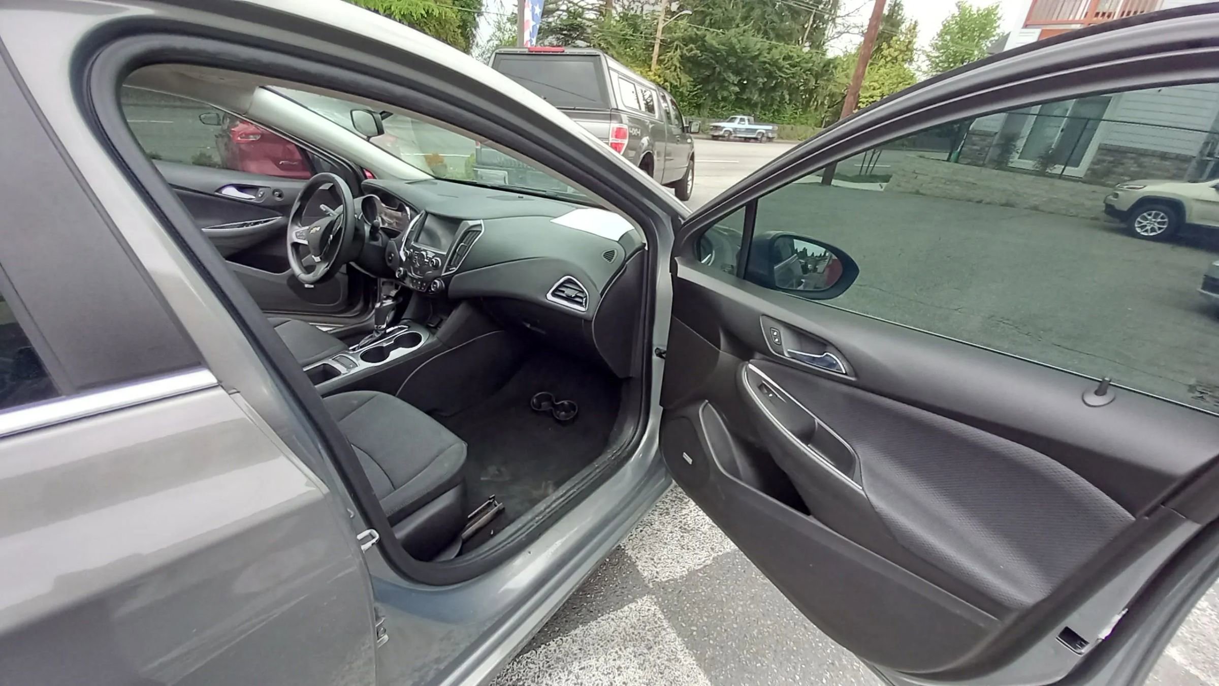 Used 2018 Chevrolet Cruze LT image 12