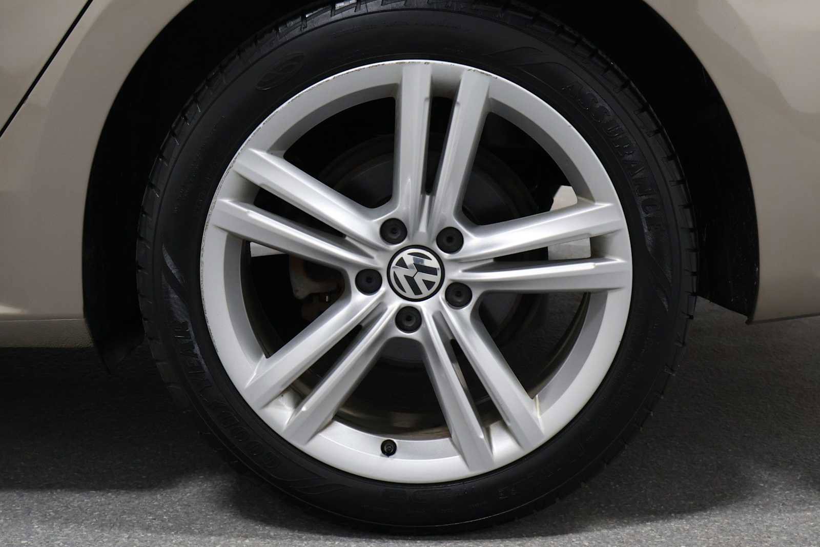 Used 2015 Volkswagen Passat TDI SEL Premium FWD image 36