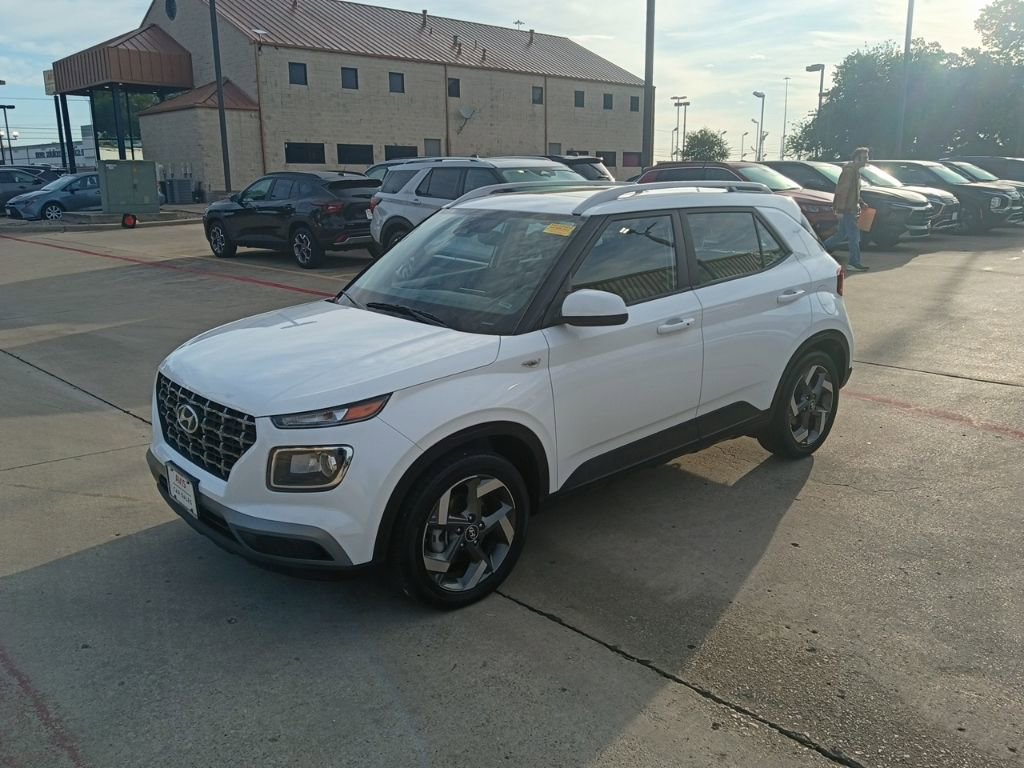 Used 2025 Hyundai Venue SEL FWD image 1