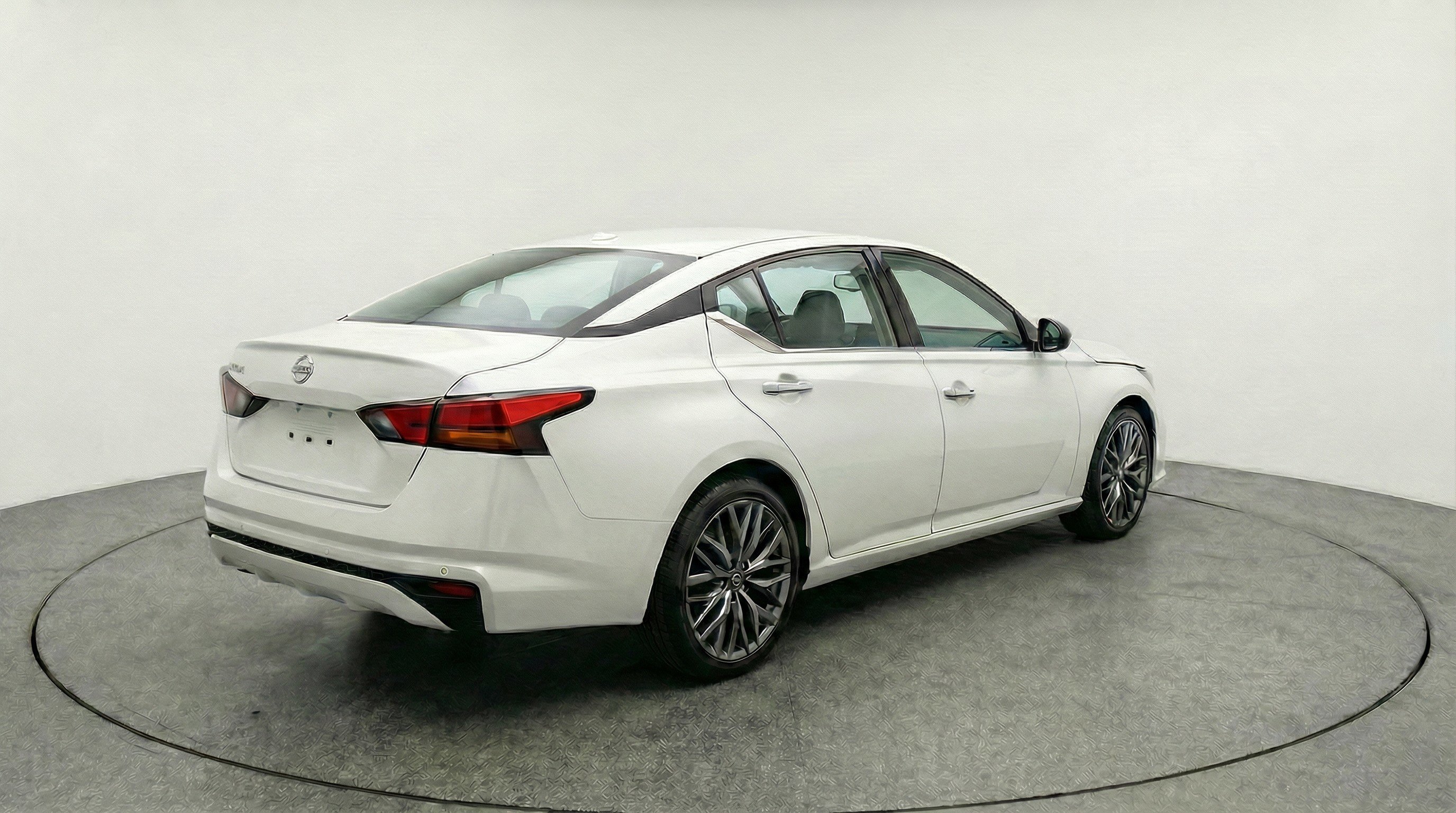 Used 2025 Nissan Altima 2.5 SV FWD image 9