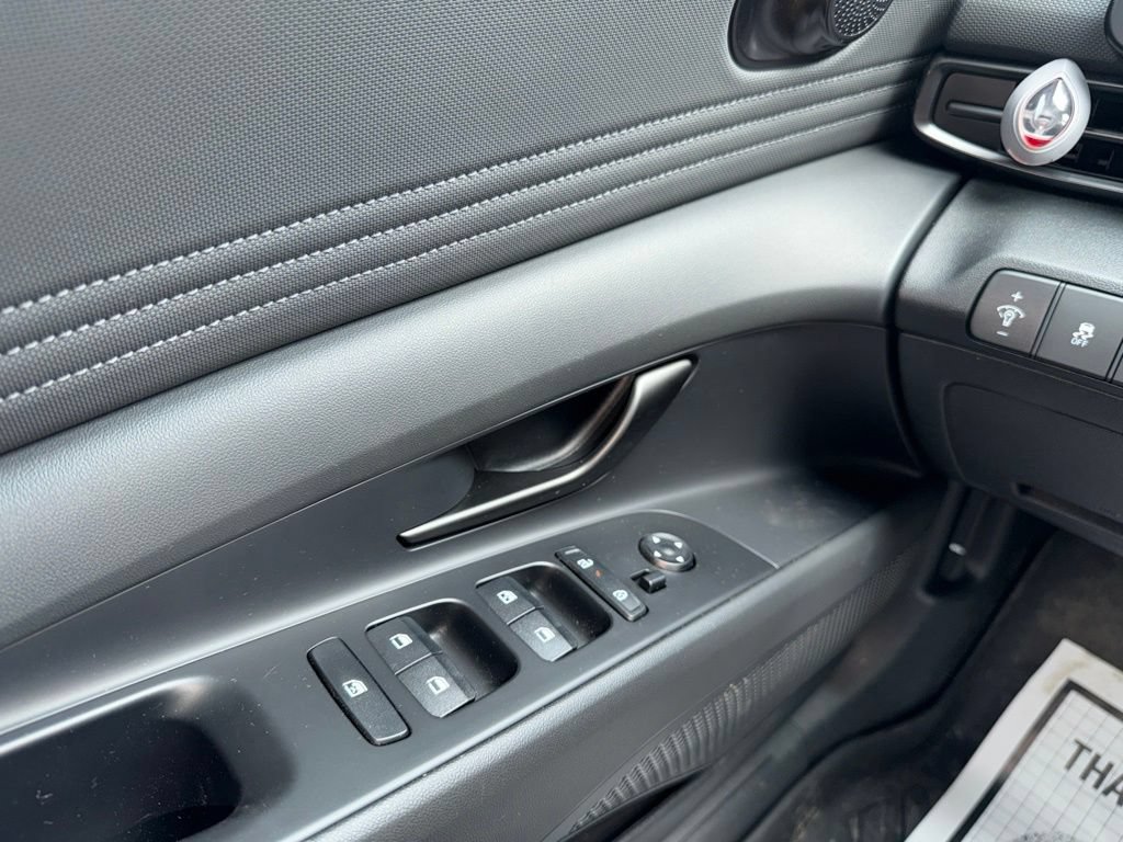 Used 2025 Hyundai Elantra Sport FWD image 27