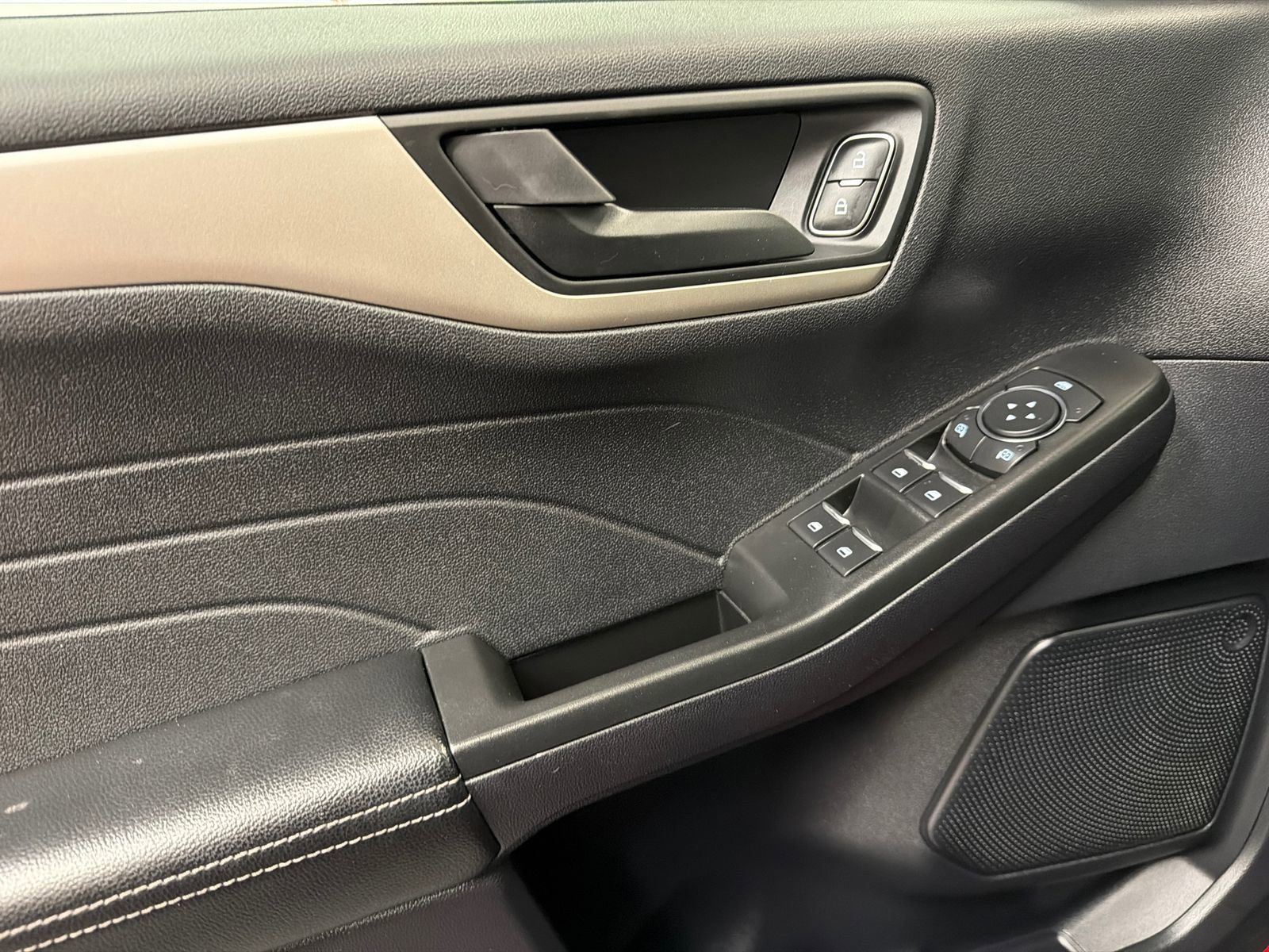 Used 2022 Ford Escape SE image 32