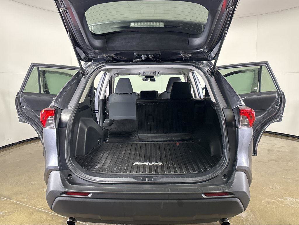 Used 2021 Toyota RAV4 LE image 17