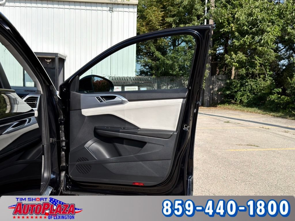 Used 2025 Volkswagen Taos SE AWD/4WD image 36