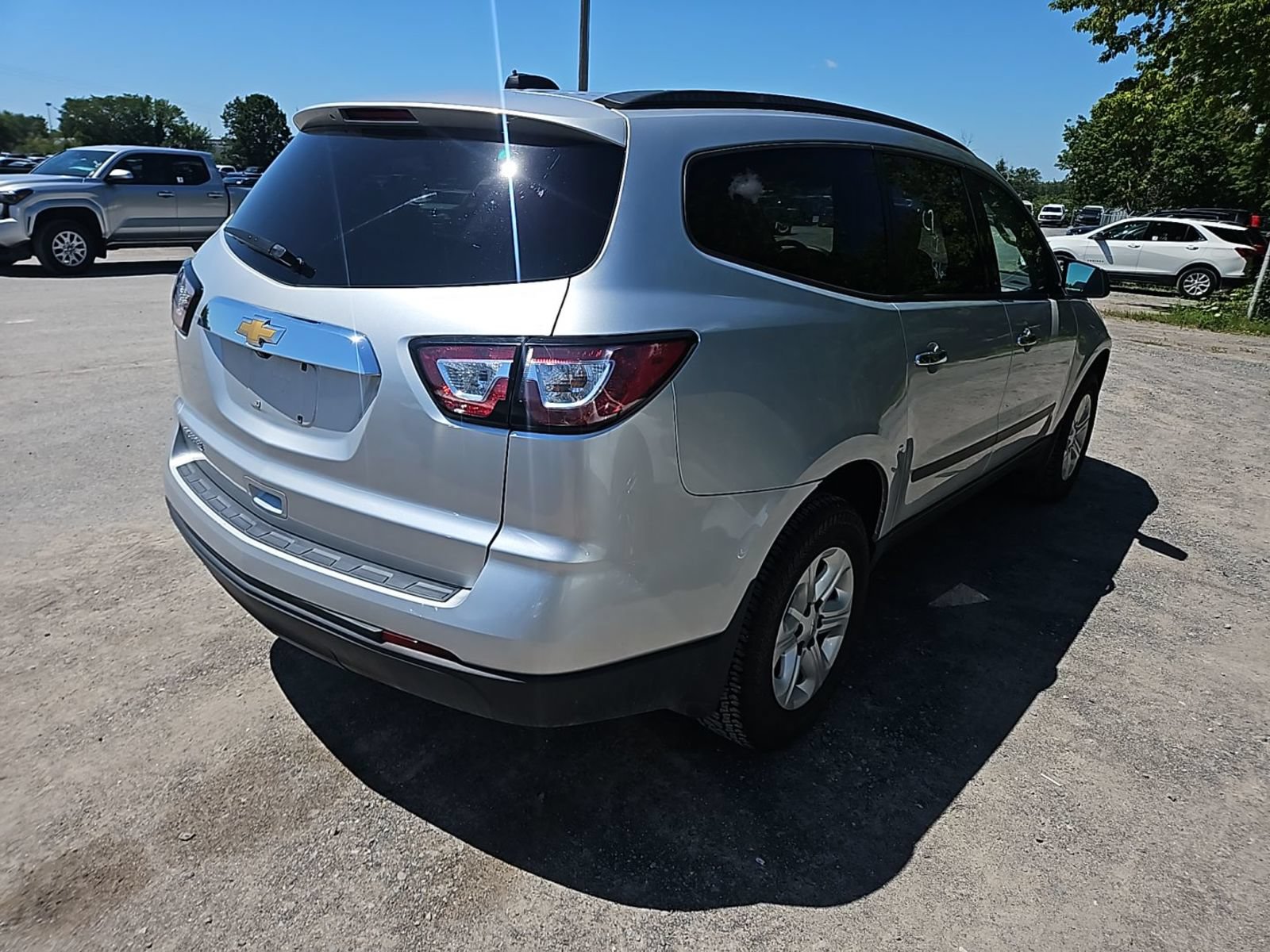 Used 2017 Chevrolet Traverse LS FWD image 2